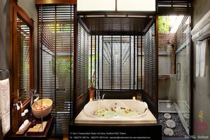 Baignoire et douche séparées, baignoire relaxante profonde