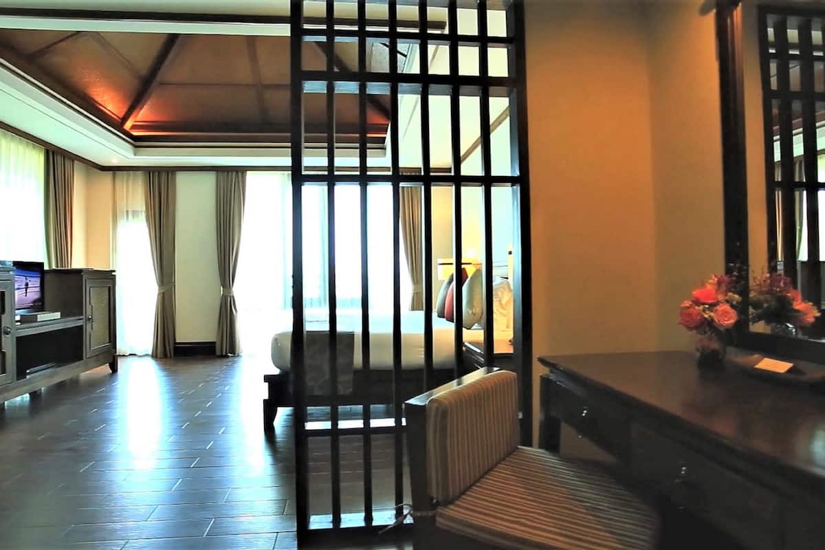 deluxe hillside | select comfort beds, minibar, in-room safe, desk