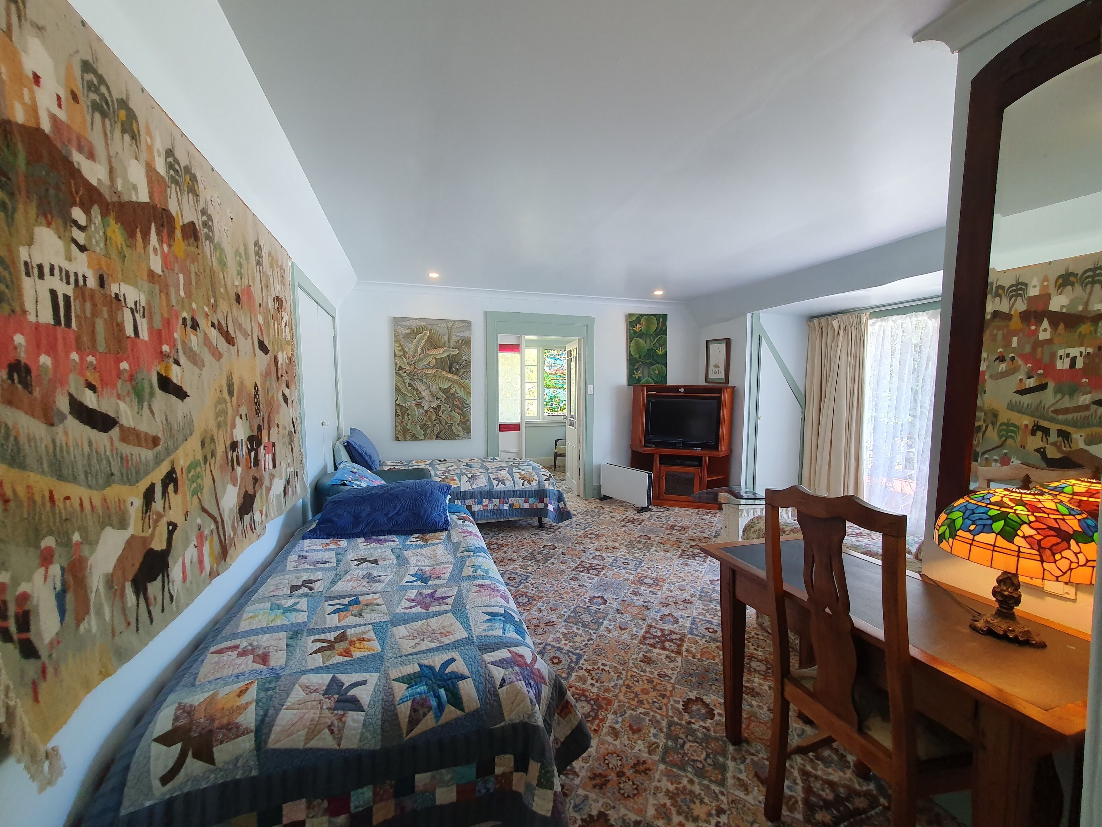 ميني بار وخزنة داخل الغرفة وبديكورات فريدة لكل غرفة وطراز فريد لكل وحدة