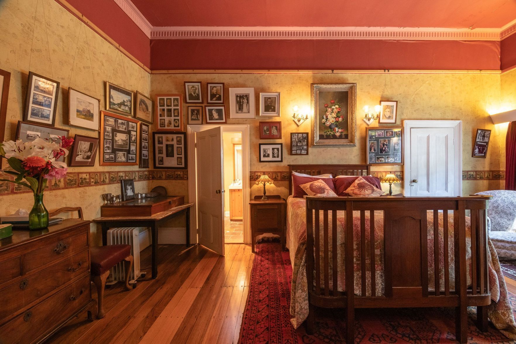 ميني بار وخزنة داخل الغرفة وبديكورات فريدة لكل غرفة وطراز فريد لكل وحدة