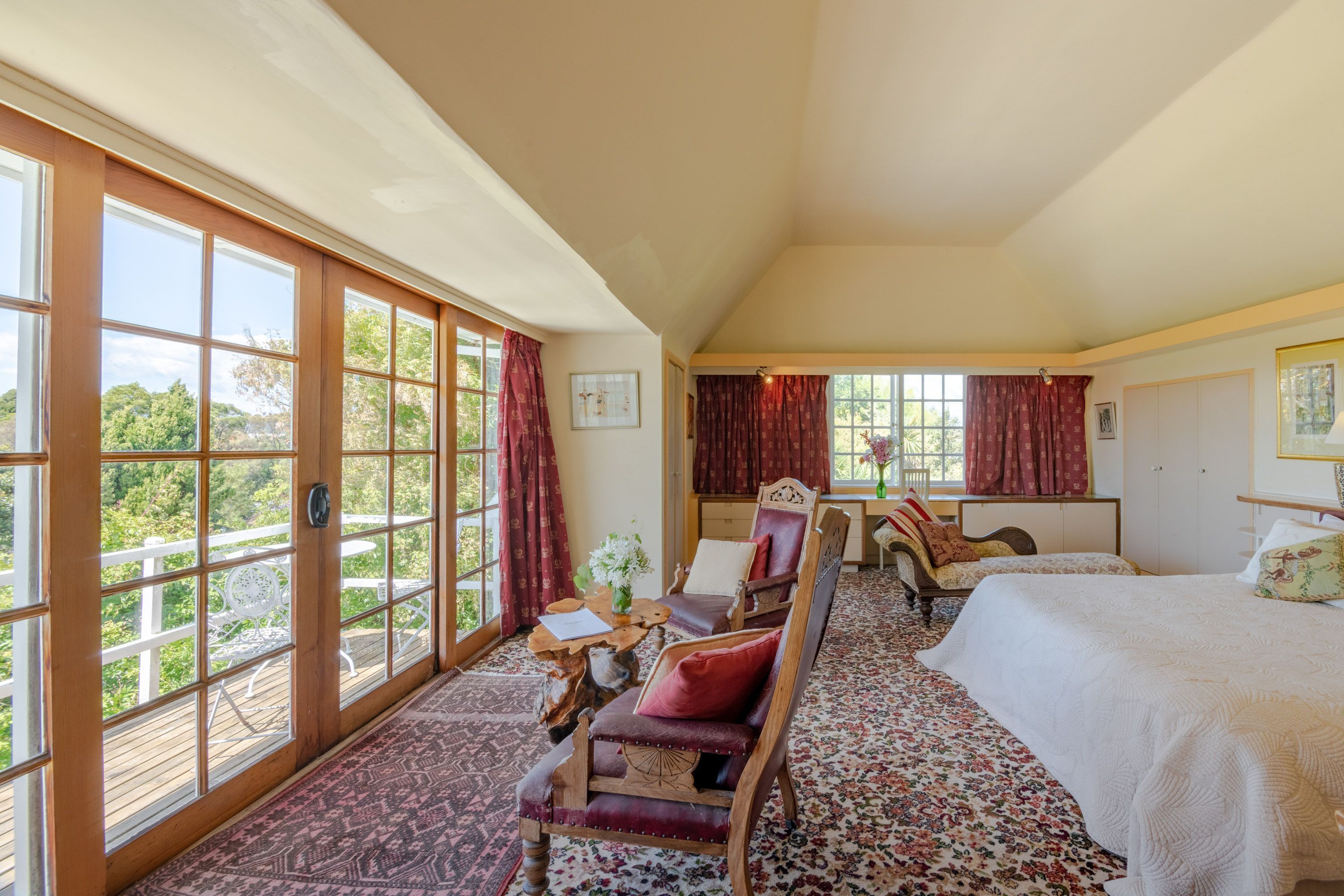 ميني بار وخزنة داخل الغرفة وبديكورات فريدة لكل غرفة وطراز فريد لكل وحدة