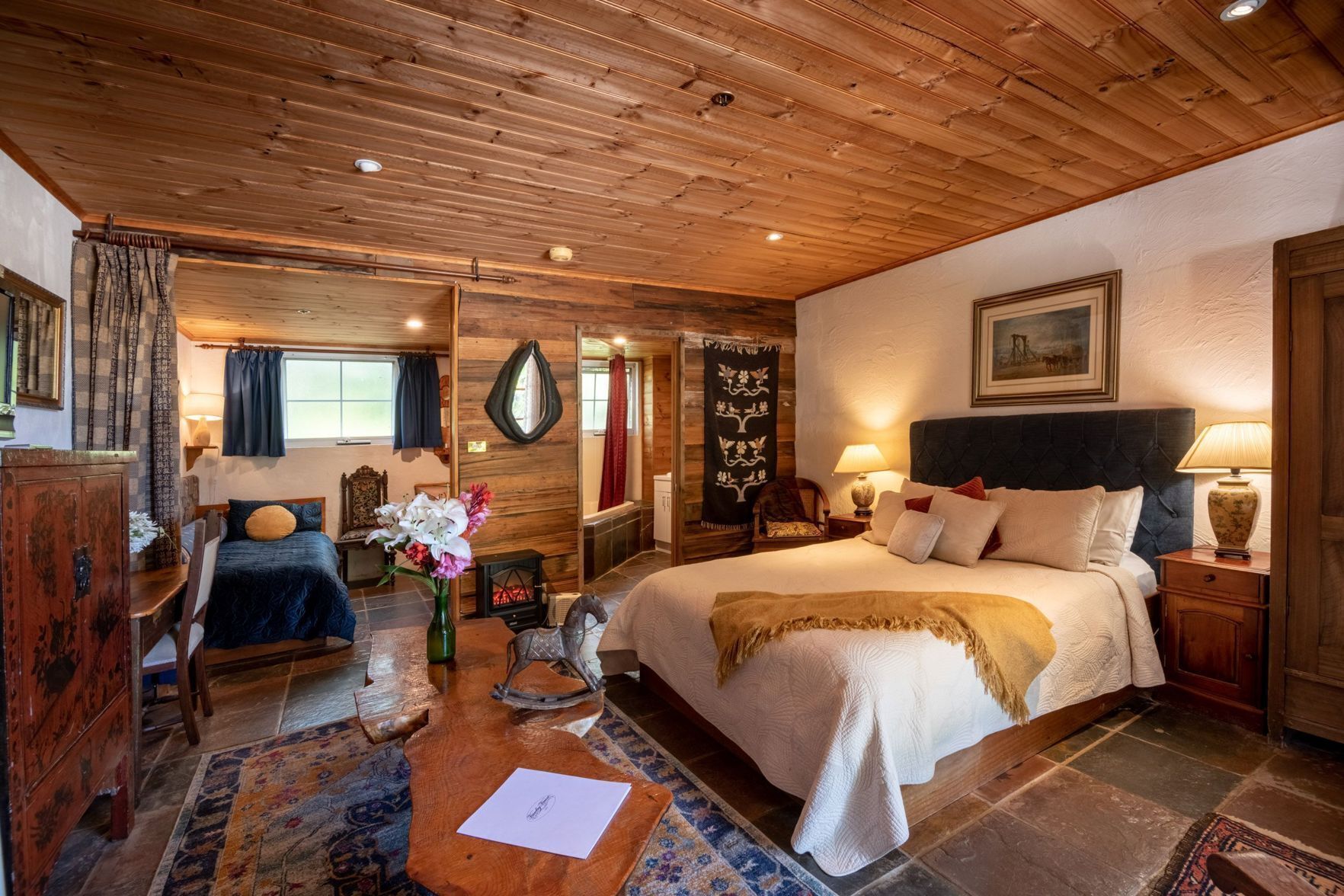 ميني بار وخزنة داخل الغرفة وبديكورات فريدة لكل غرفة وطراز فريد لكل وحدة