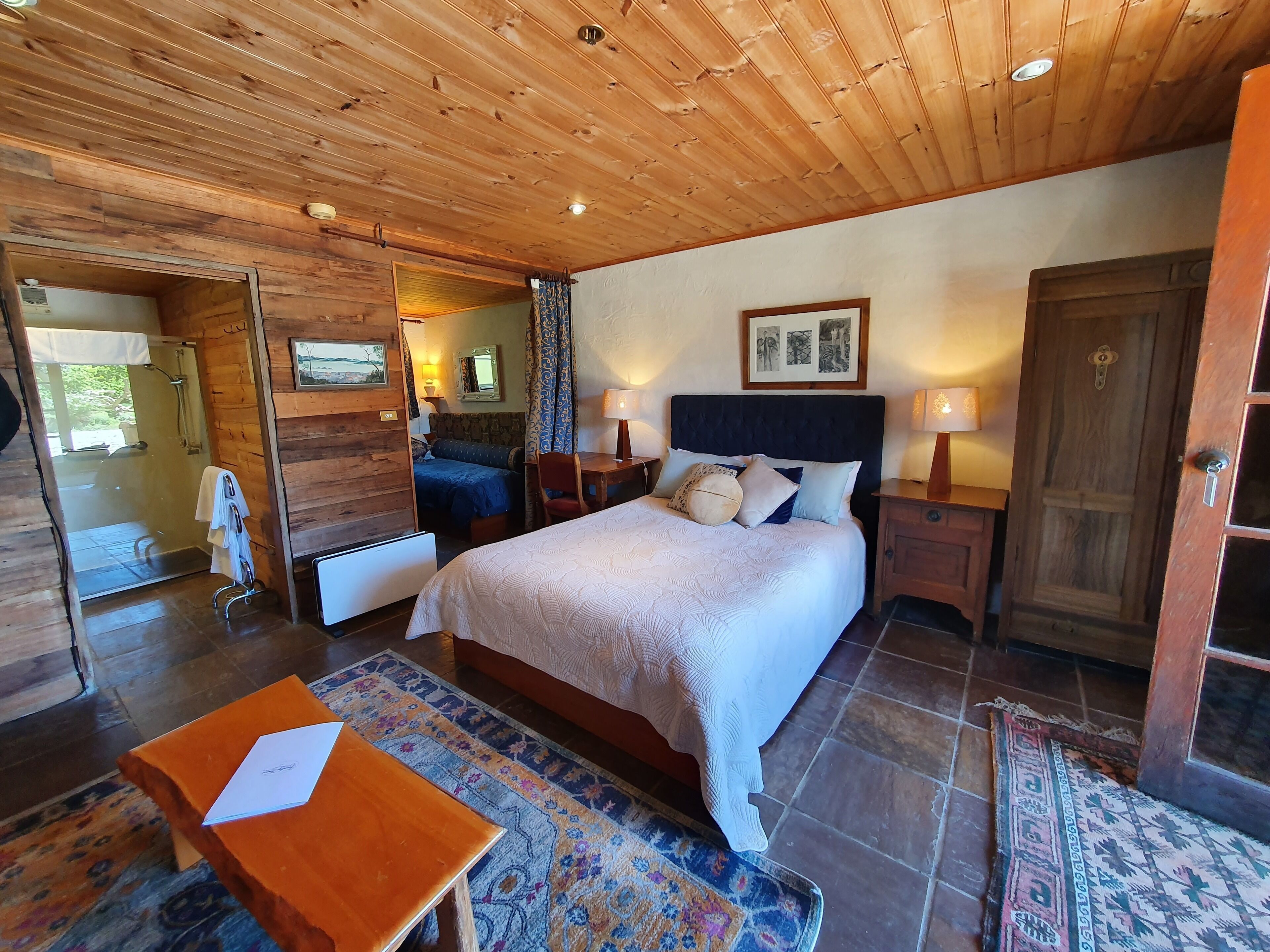 ميني بار وخزنة داخل الغرفة وبديكورات فريدة لكل غرفة وطراز فريد لكل وحدة