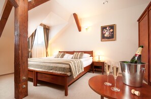 家庭套房 | 迷你吧、客房内保险箱、办公桌、隔音