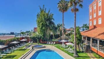 2 piscines a l'aire lliure
