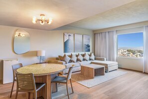 Ropa de cama hipoalergénica y caja de seguridad en la habitación 