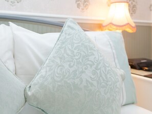 Caja de seguridad en la habitación y tabla de planchar con plancha 