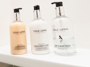 深めの浴槽、水圧マッサージシャワー、バスアメニティ (無料)、ヘアドライヤー