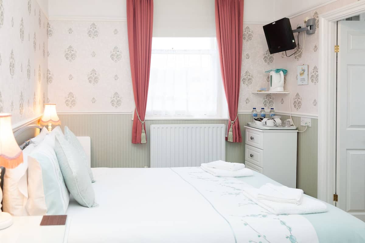 Double Room | In-room safe, iron/ironing board, free WiFi, bed sheets