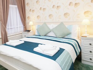 Caja de seguridad en la habitación y tabla de planchar con plancha 