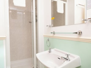 In-room safe, iron/ironing board, free WiFi, bed sheets - Crimdon Dene (Torquay)