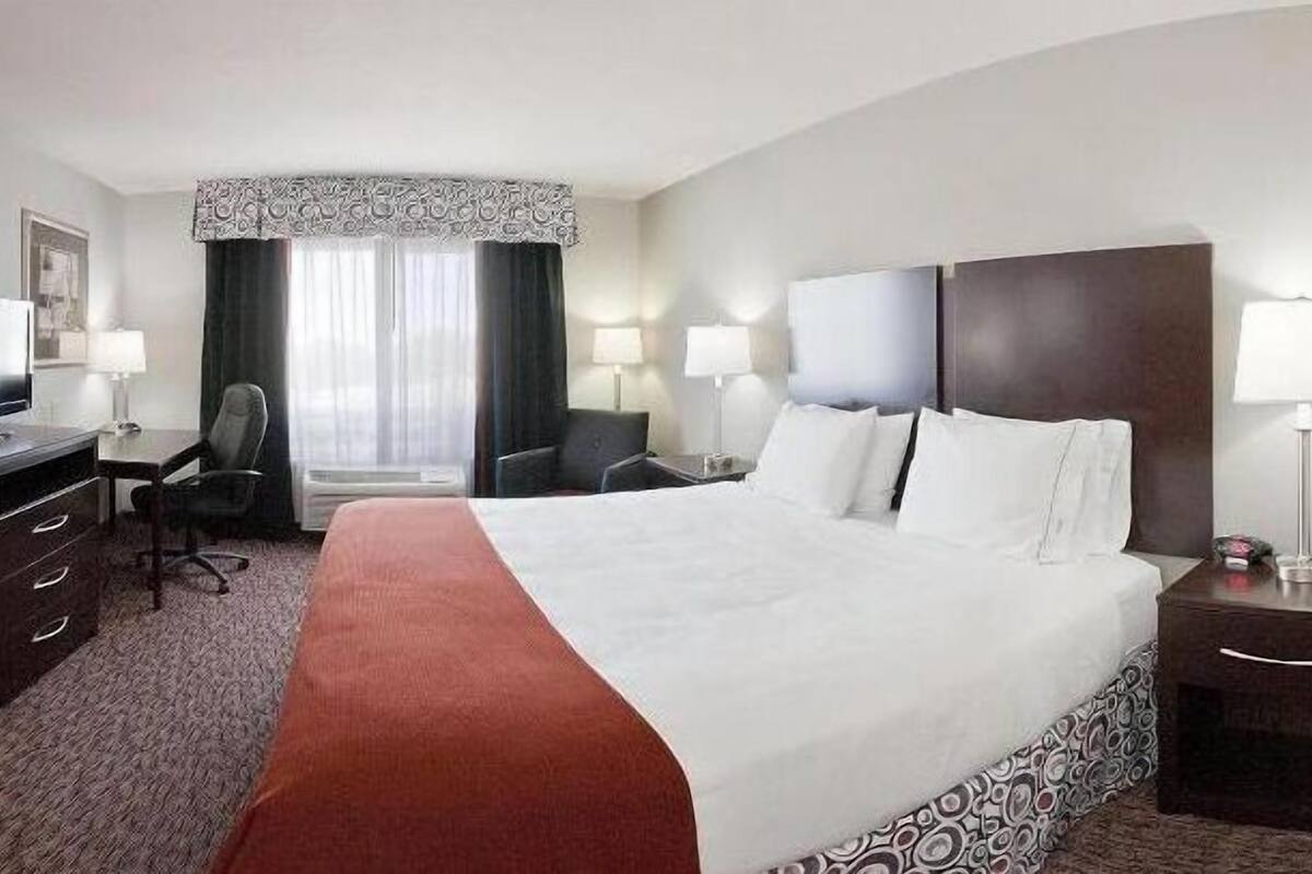 In-room safe, desk, iron/ironing board (on request), cribs (free)