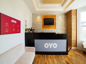 Reception - OYO Eagle House Hotel, St Leonards Hastings (St Leonards-On-Sea)