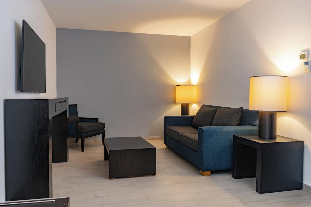 junior suite | down duvets, pillow-top beds, minibar, in-room safe