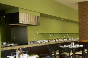 Free daily buffet breakfast - Fiesta Inn Express Tepic (Tepic)