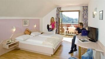 Double room | Hypo-allergenic bedding, in-room safe, desk, cots/infant beds