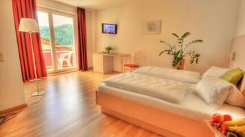 Hypo-allergenic bedding, in-room safe, desk, cots/infant beds