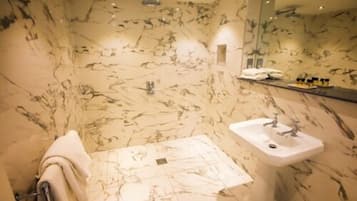 Superior Double Room, Ensuite, Garden View | Bathroom