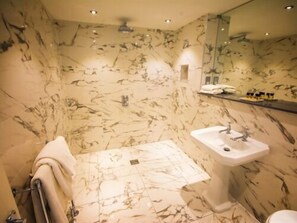 Superior Double Room, Ensuite, Garden View | Bathroom - Eslington Villa (Gateshead)