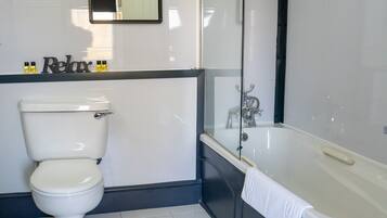 Deluxe-Zweibettzimmer, mit Bad | Badezimmer