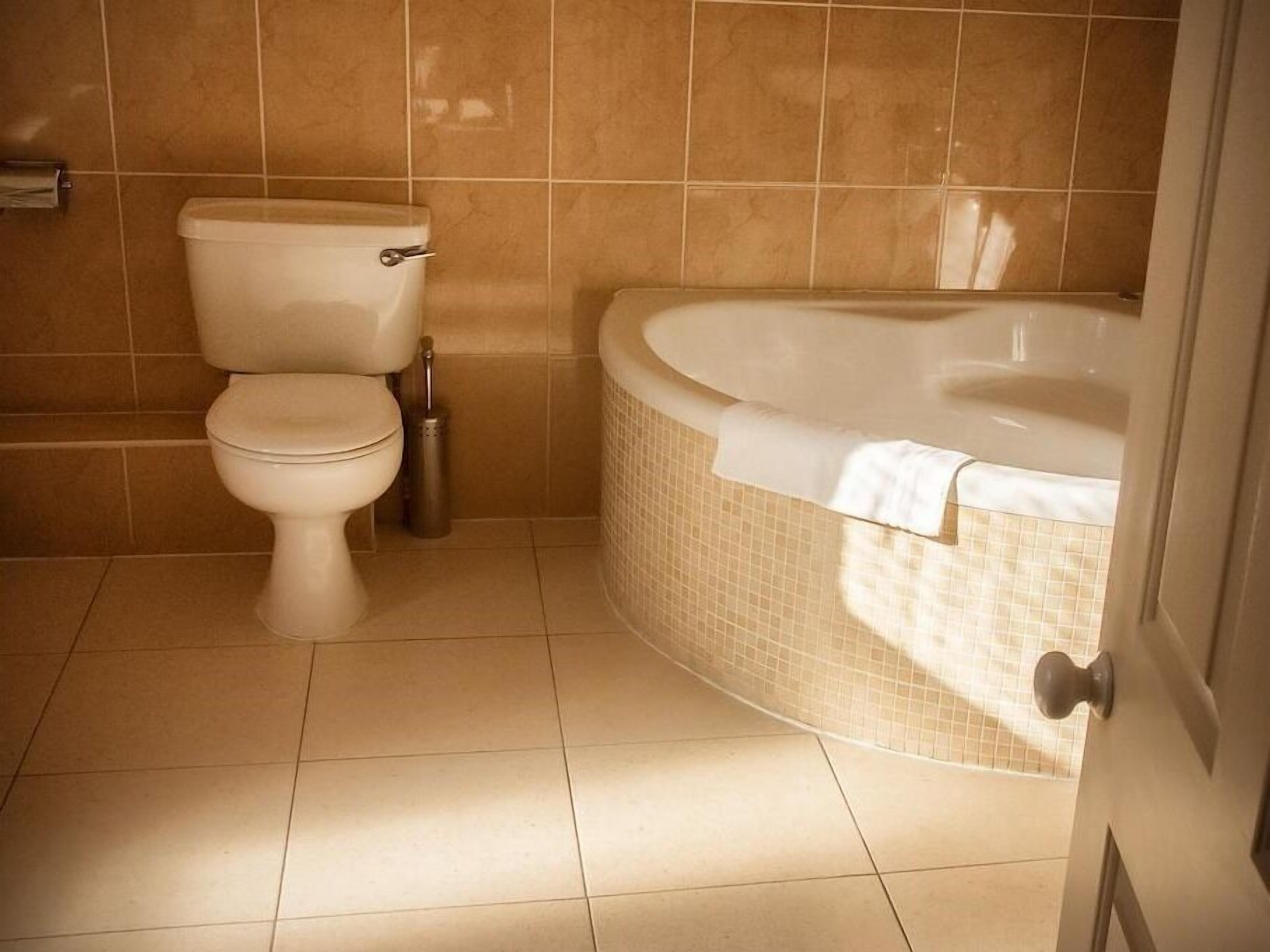 Un baño con inodoro y bañera.