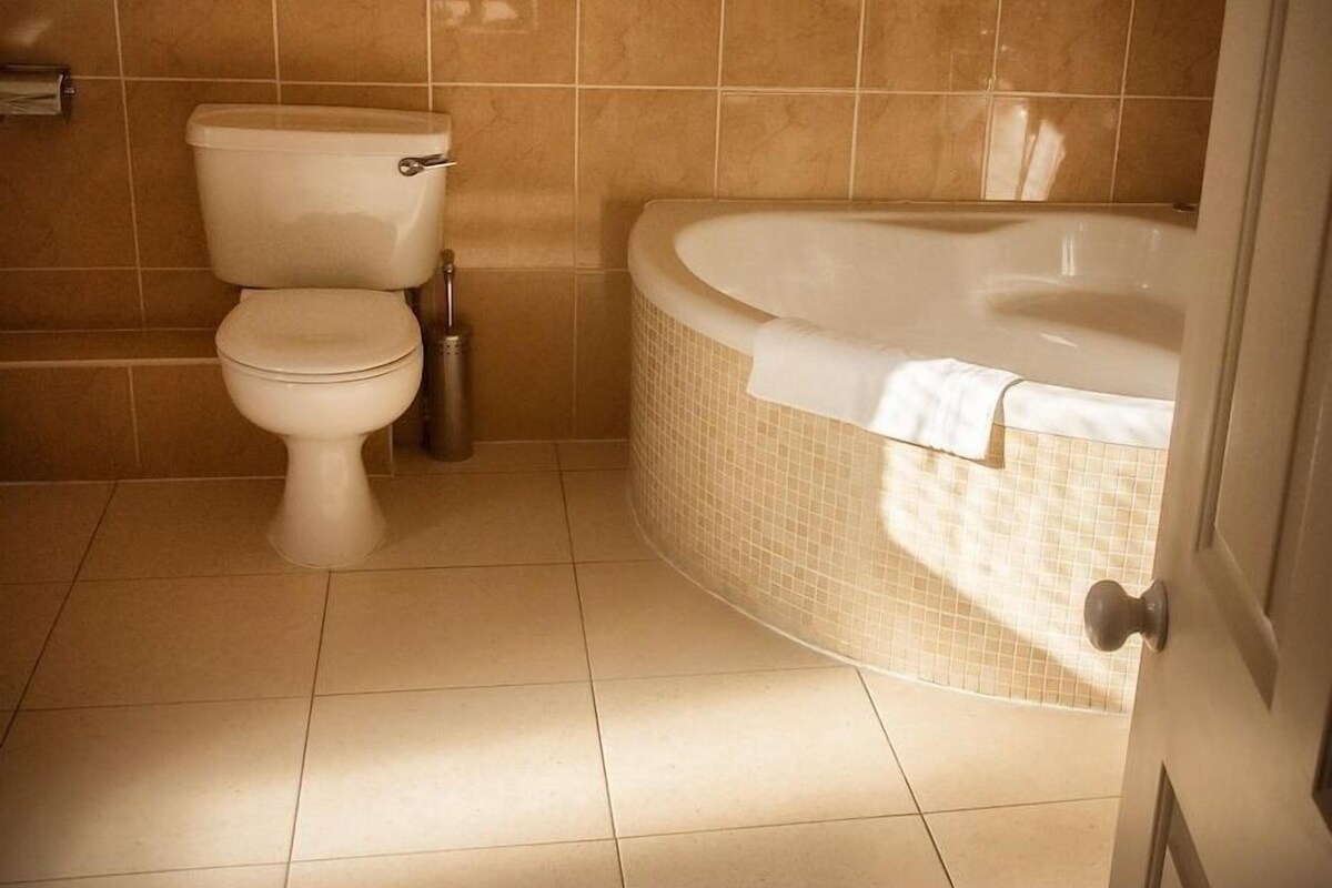 Un baño con inodoro y bañera.