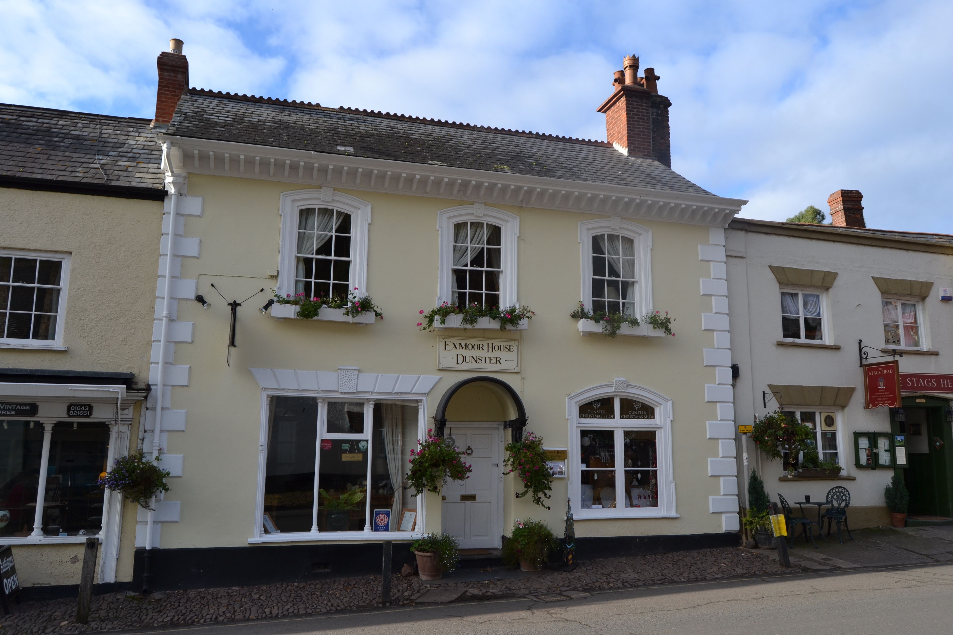 Un bâtiment à deux étages sur lequel on peut lire l’inscription suivante : « Exmoor House Dunster ».