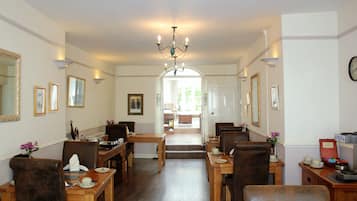 Petit déjeuner complet compris tous les jours