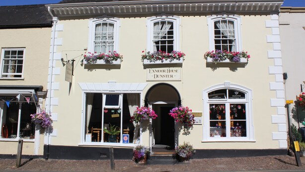 Un edificio con un letrero que dice "EXMOUR HOUSE - DUNSTER".