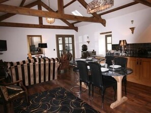 Apartment, 2 Bedrooms (The Opulent) | Living area