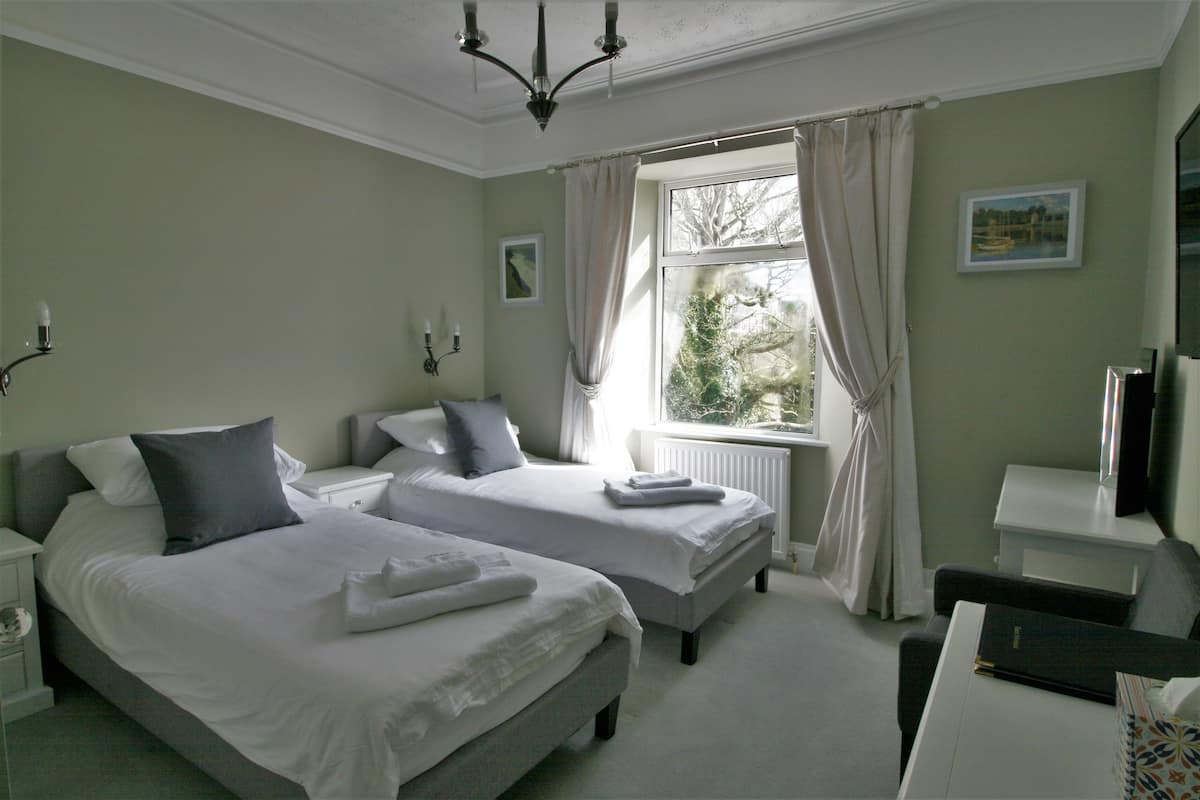 Twin Room | In-room safe, desk, Internet, bed sheets