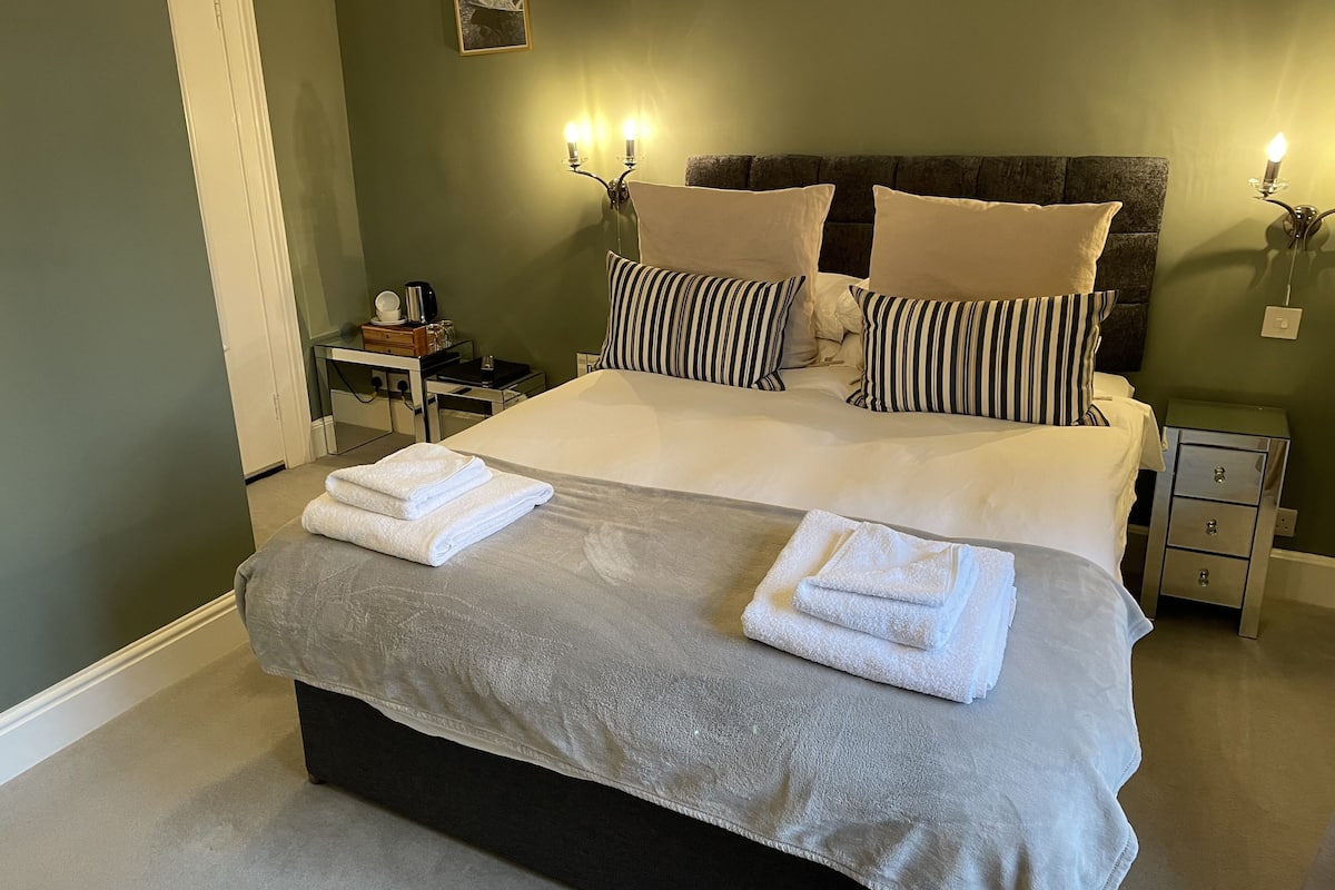 In-room safe, desk, Internet, bed sheets