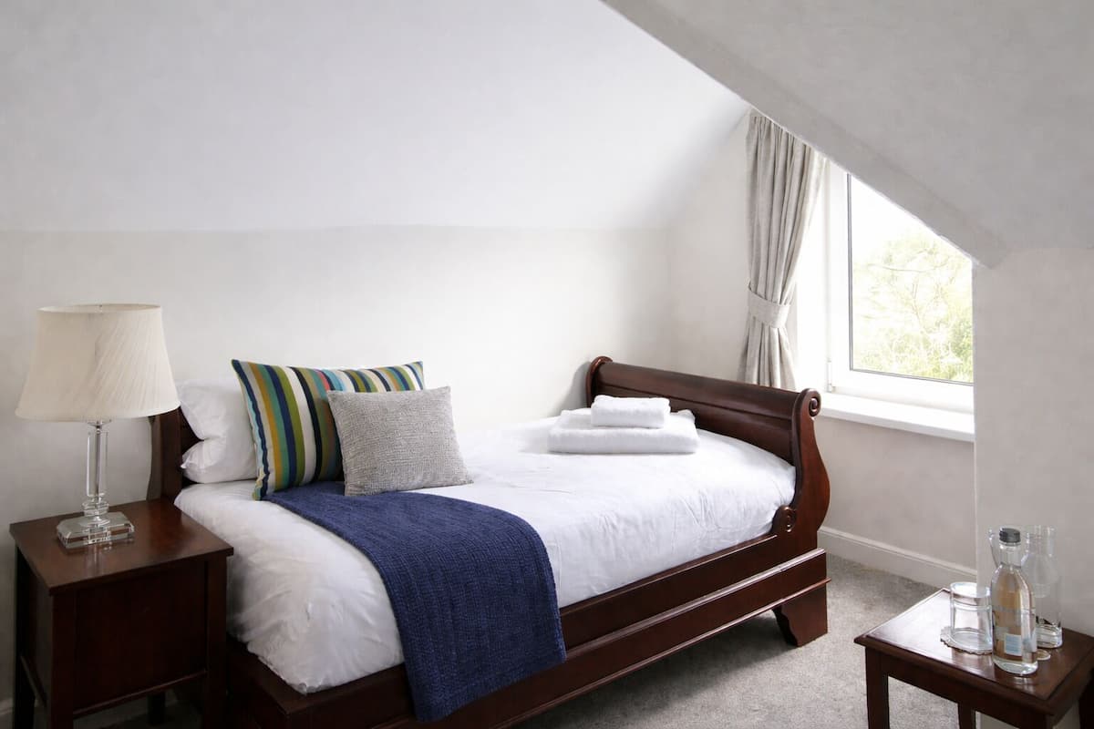 Chambre simple | Coffre-fort, bureau, accès à Internet, literie fournie