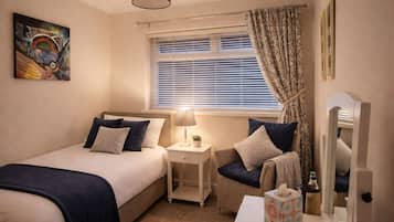 Single Room | In-room safe, desk, internet, bed sheets