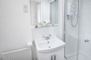 Single Room | Bathroom | Free toiletries, towels