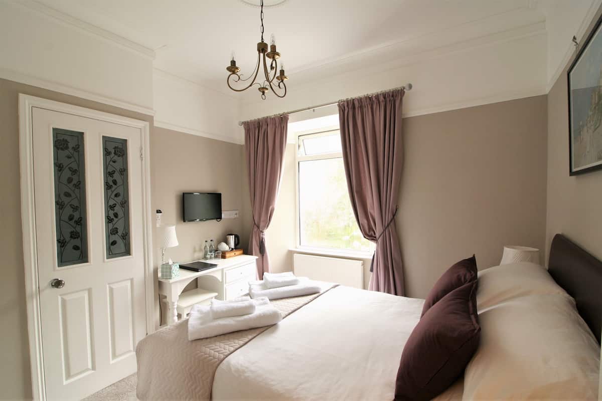 Double Room | In-room safe, desk, Internet, bed sheets
