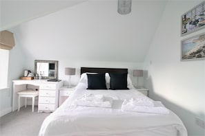 Chambre Double | Coffres-forts dans les chambres, bureau, accĂšs Internet, draps fournis