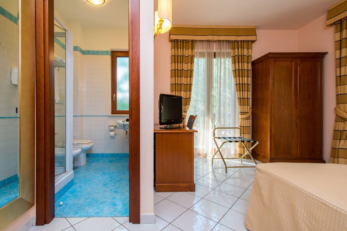 Family Room | Desk, soundproofing, free wired Internet, bed sheets