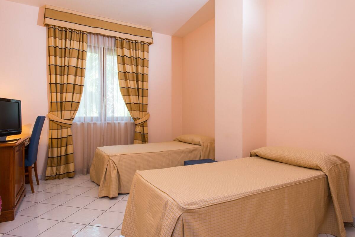 standard double or twin room | desk, soundproofing, free wired internet, bed sheets