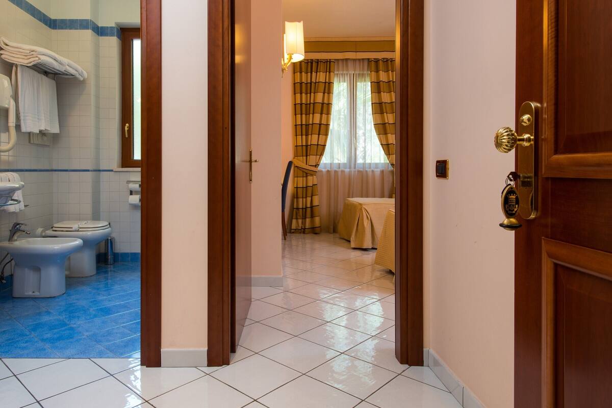 standard double or twin room | desk, soundproofing, free wired internet, bed sheets