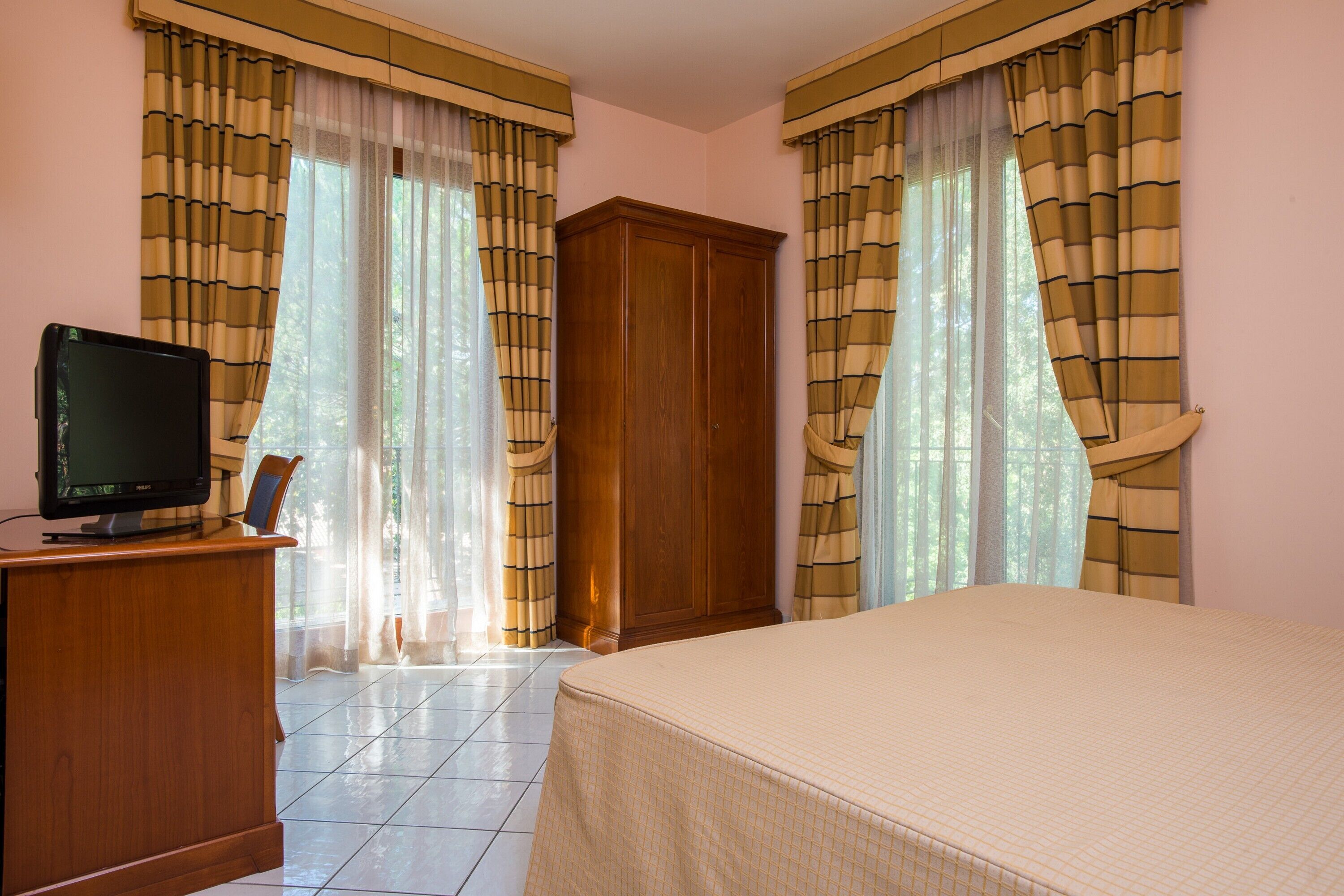 superior double room | desk, soundproofing, free wired internet, bed sheets