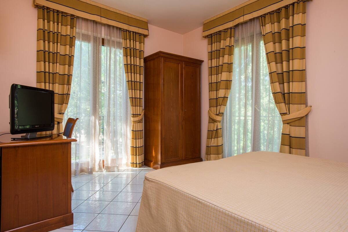 superior double room | desk, soundproofing, free wired internet, bed sheets