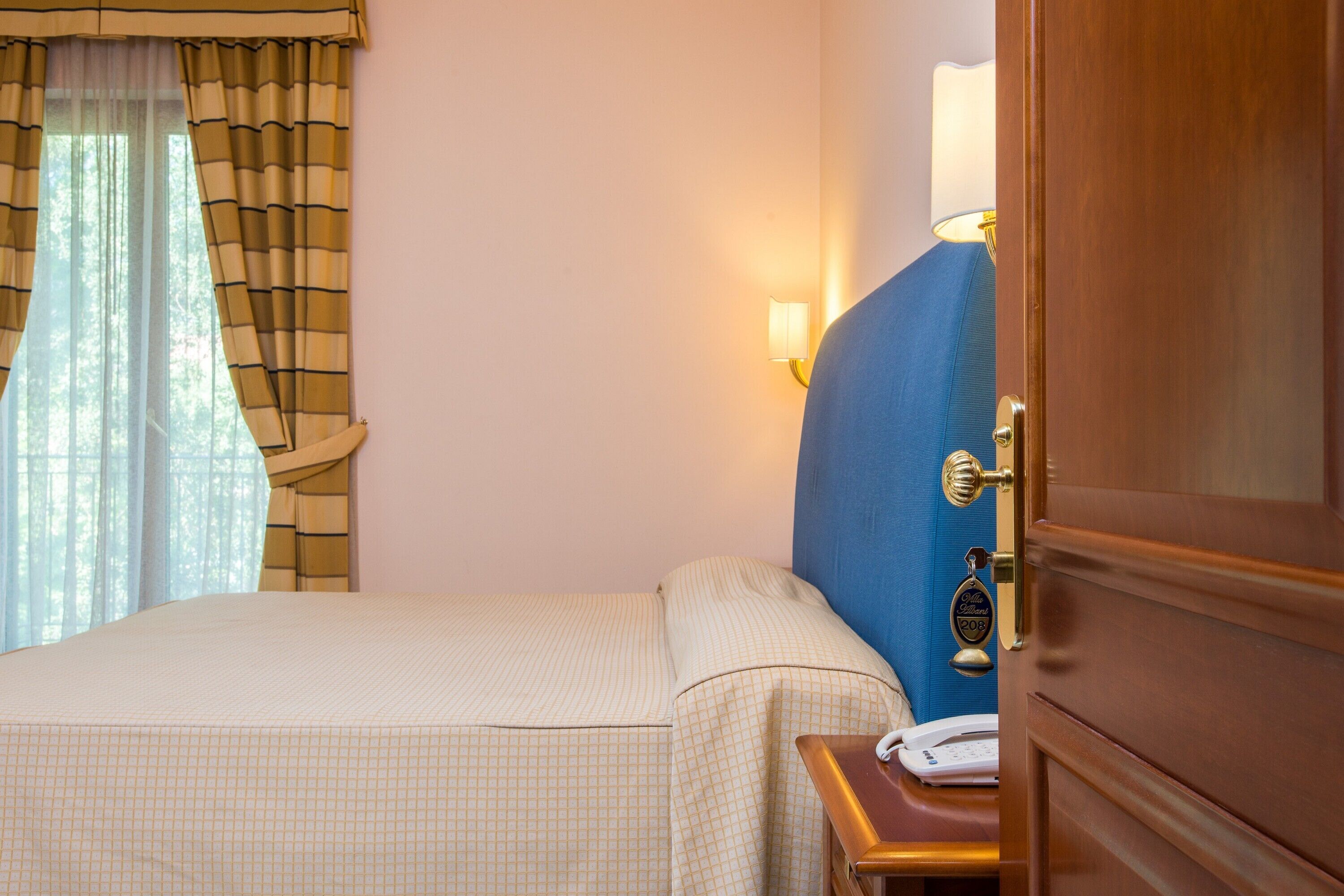 standard double room single use | desk, soundproofing, free wired internet, bed sheets