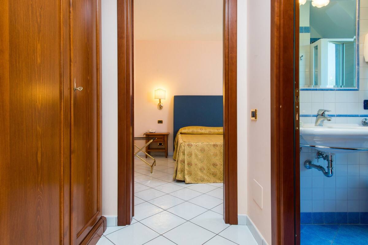 standard double or twin room | desk, soundproofing, free wired internet, bed sheets