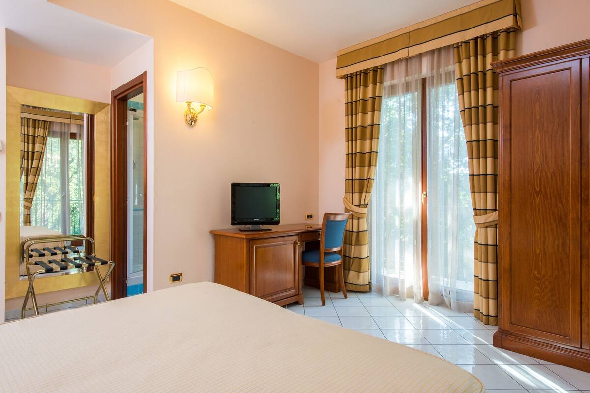Superior Double Room | Desk, soundproofing, free wired Internet, bed sheets