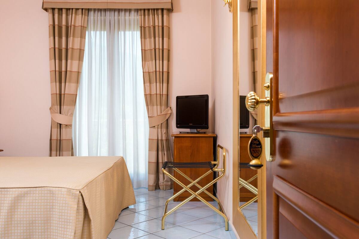 Triple Room B&B | Desk, soundproofing, free wired Internet, bed sheets