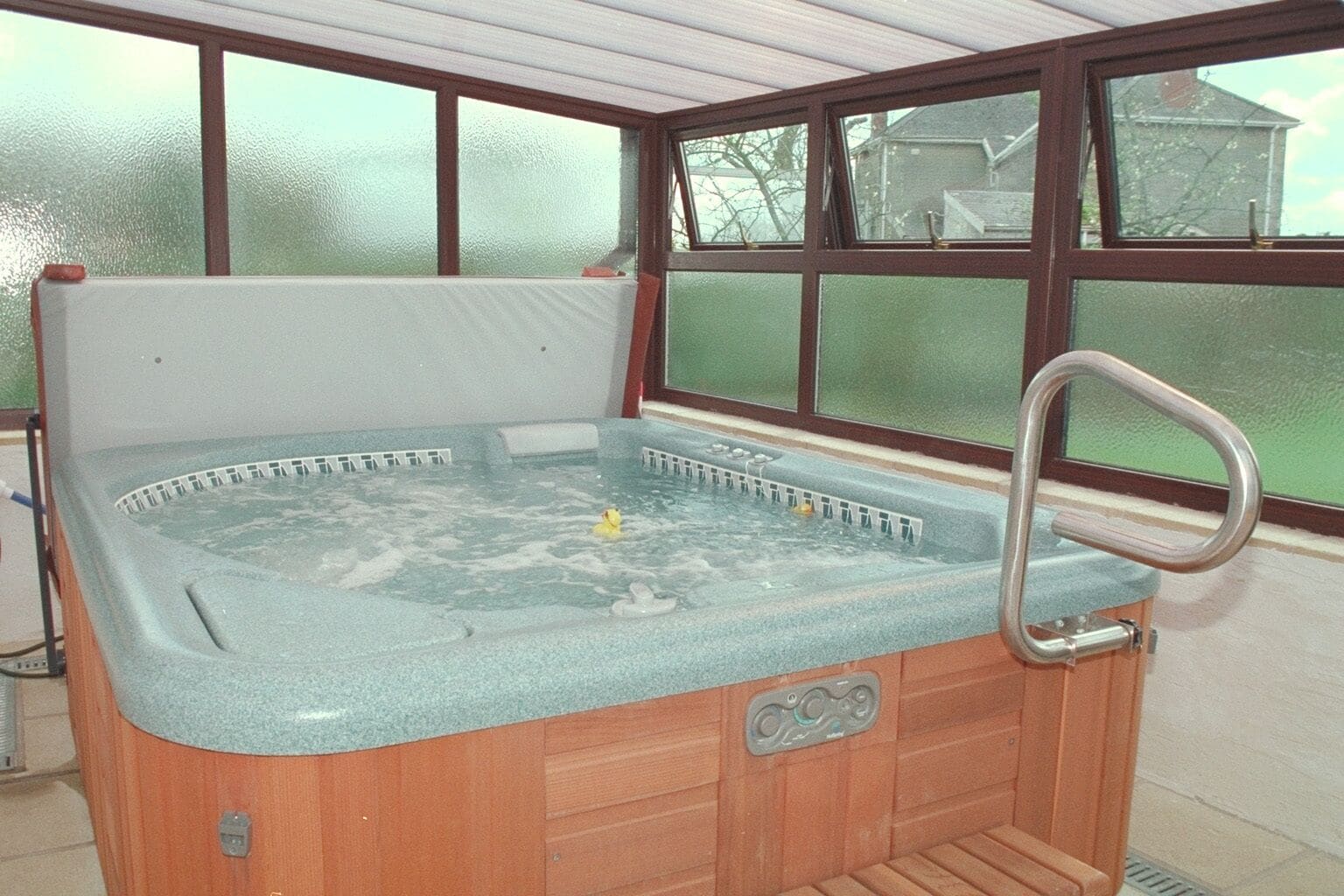Indoor spa tub