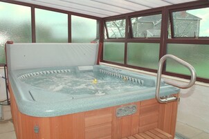 Indoor spa tub