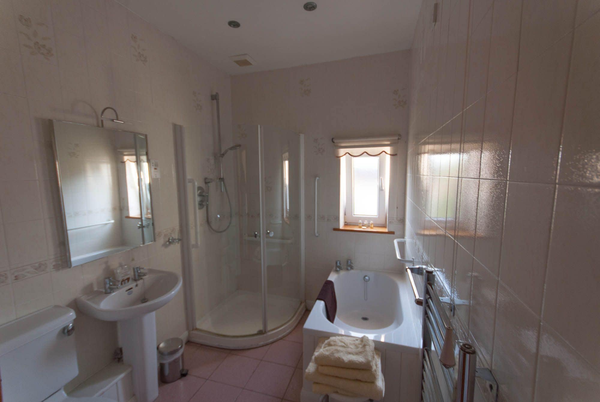 Un baño con ducha, lavabo y bañera.