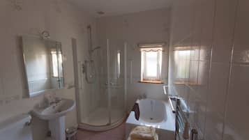 Un baño con ducha, lavabo y bañera.